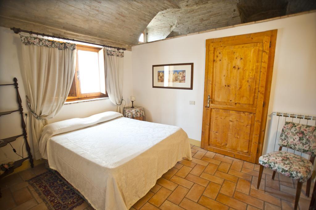 Casa Castellina Hostal Foligno Habitación foto